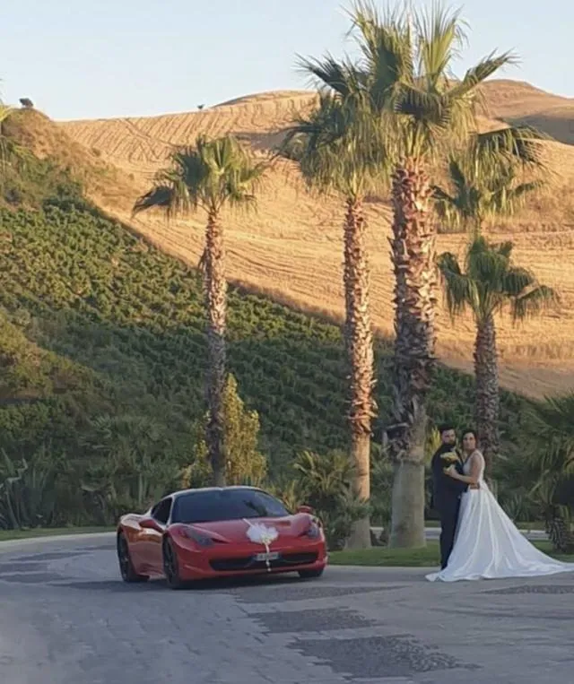 Sposi tra le palme con Ferrari
