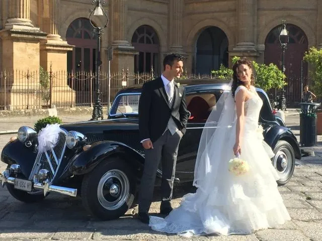 Sposi con Citroën d'epoca nera