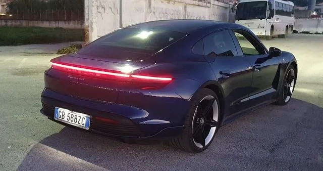 Porsche Taycan foto 2