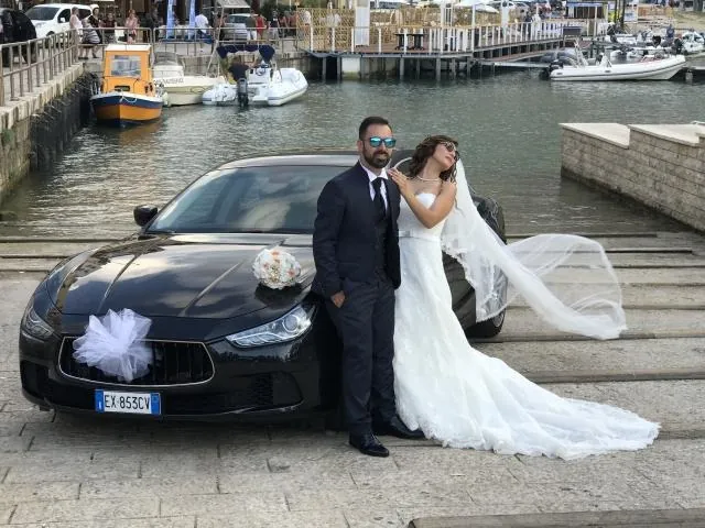 Sposi al porto con Maserati Ghibli