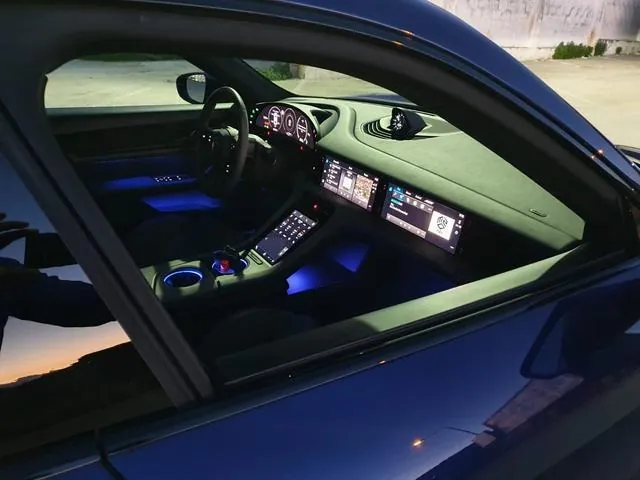 Porsche Taycan foto 6