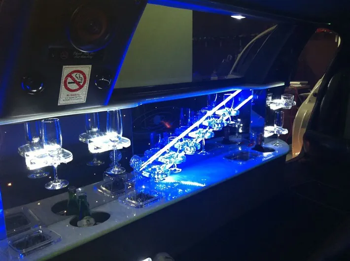 Il bar illuminato dentro la limousine