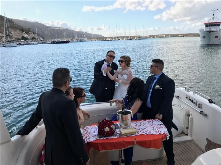 Gli invitati brindano con gli sposi a bordo