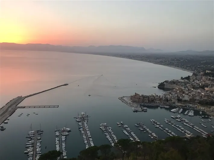 Il porto di Castellammare del Golfo dall'alto, al tramonto