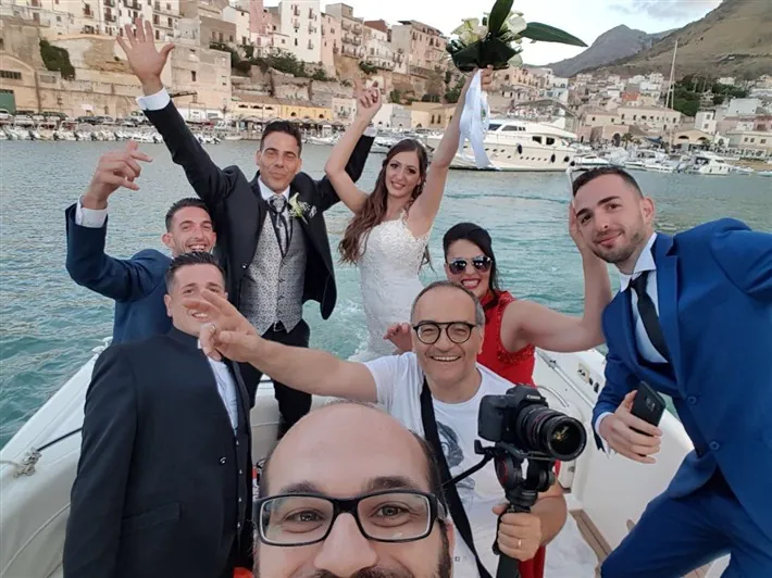 Gli sposi e gli amici festeggiano a bordo