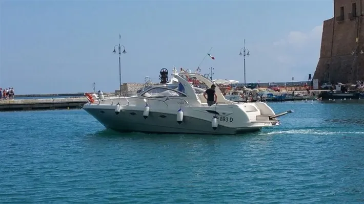 Lo Stama 33 esce dal porto di Castellammare del Golfo