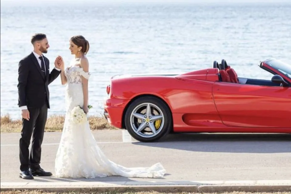 Sposi sul mare con Ferrari rossa